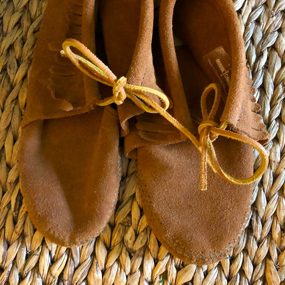 Super cute and comfy softsole Minnetonka mocs! Size 3 Kids